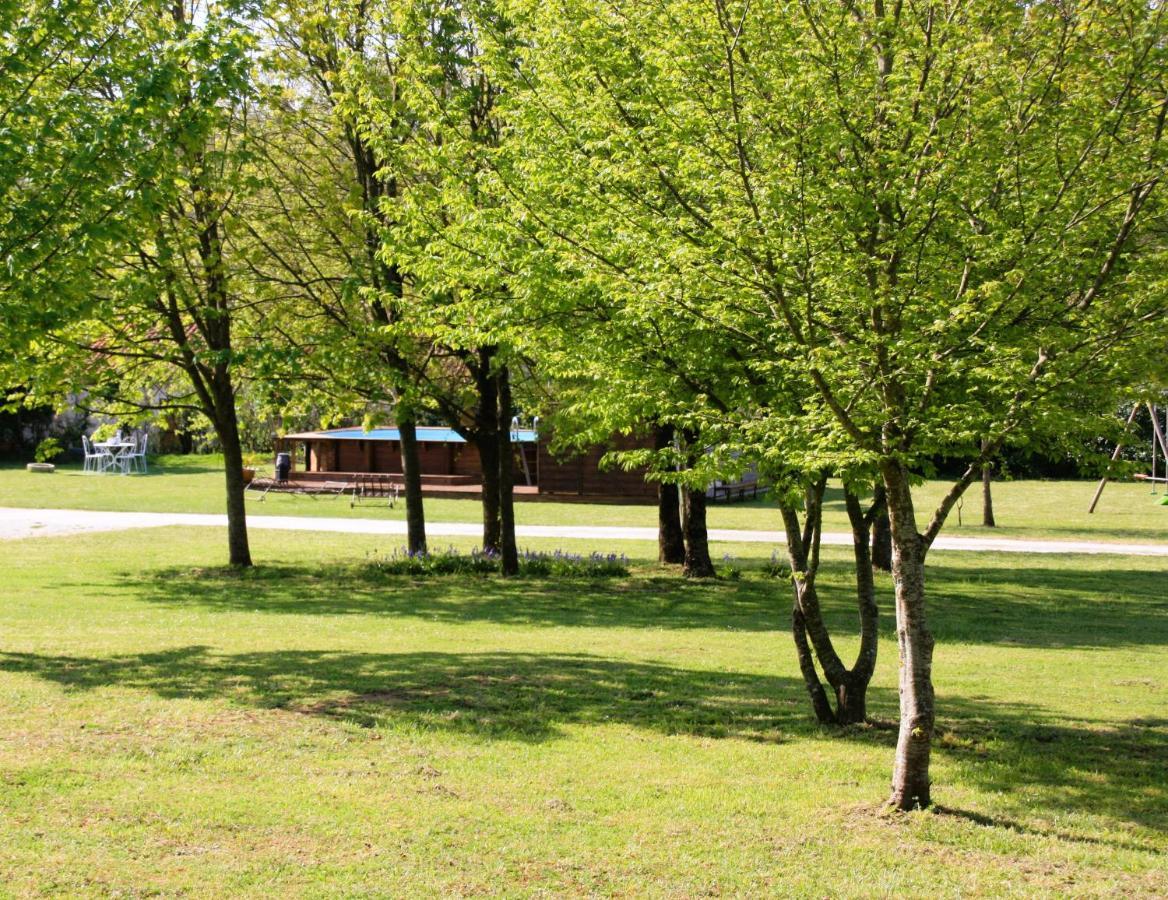 Apartamento Gite De La Petite Vallee Saint-Savinien Exterior foto